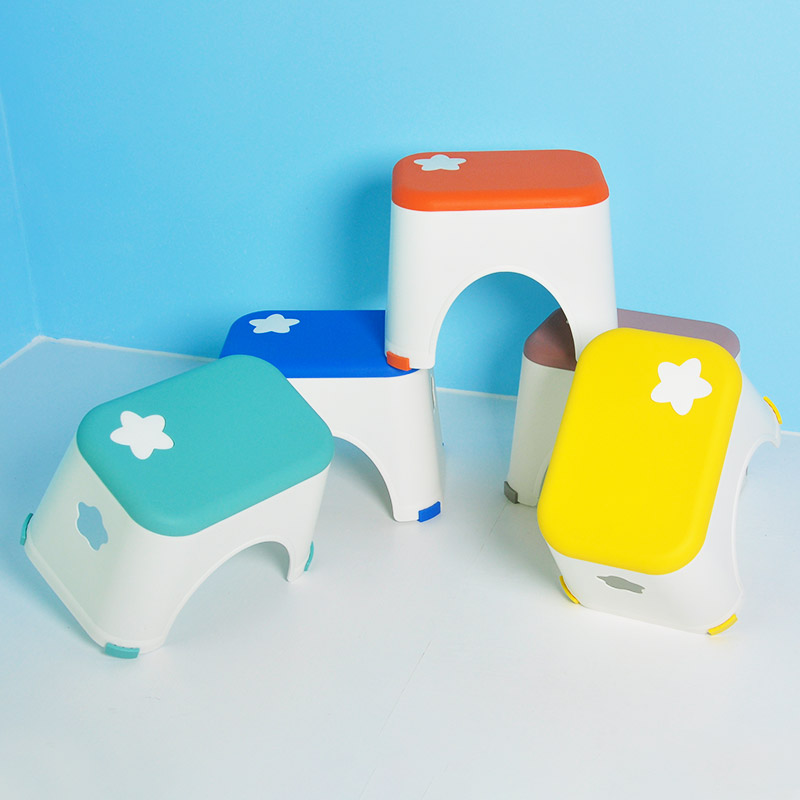 Último diseño Taburete de plástico interior de doble color Pequeño silla de interior de interior para niños Duplicar las sillas